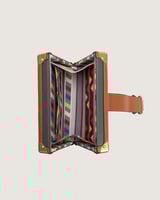 شنطة جوهرة النسائية بلون رمادي وبني.