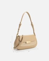 شنطة من الجلد بتصميم لكل يوم بلون بيج