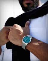 ساعة رجالية بسير شبكي بلون فضي