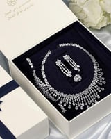 طقم نسائي فاخر باللون الفضي