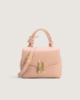 شنطة نسائية متوسطة الحجم بلون وردي.