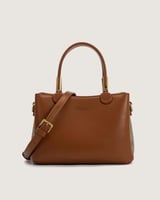 شنطة نسائية من الجلد باللون البني