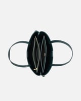 شنطة نسائية تتكلم بلغة الأناقة بلون أزرق