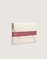 ‎ شنطة بحجم كبير لاطلالة عملية بلون بيج