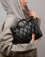 شنطة نسائية بتصميم راقي وحجم مناسب بلون أسود