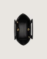 شنطة نسائية بلون أسود و أبيض لكل يوم بتصميم عصري