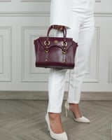 شنطة نسائية بمقاس كبير باللون العودي