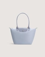 ‎ شنطة نسائية بحجم متوسط بلون أزرق.