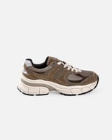 حذاء نسائي رياضي أنيق بلون بني