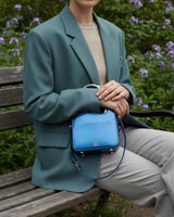 ‎ شنطة نسائية بتصميم جذاب بلون أزرق