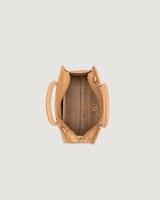 شنطة مميزة بمقاس متوسط بلون وردي.