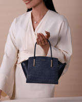 شنطة مزايا النسائية باللون الأزرق