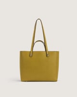 شنطة نسائية بمقاس كبير بلون أخضر.