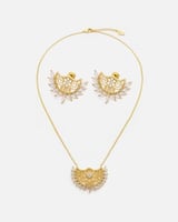 طقم نسائي بتصميم أنيق بلون ذهبي