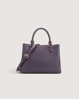 شنطة نسائية كبيرة بلون أرجواني.