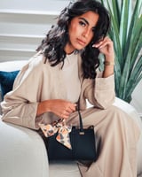 شنطة نسائية بتصميم كلاسيك بلون أسود