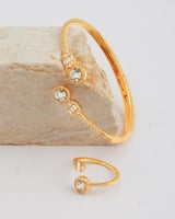 طقم نسائي مميز باللون الذهبي