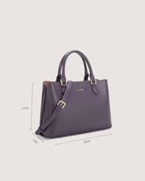 شنطة نسائية كبيرة بلون أرجواني.