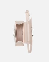 ‎ شنطة نسائية بتصميم عصري بلون وردي.