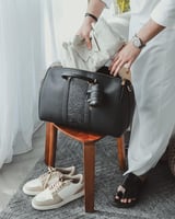 شنطة للجنسين بتصميم أنيق بلون أسود