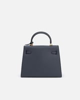 شنطة نسائية تعبر عن الأناقة العصرية بلون أزرق