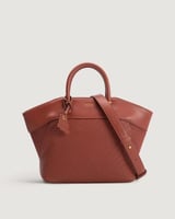 شنطة نسائية بحجم متوسط بلون عودي