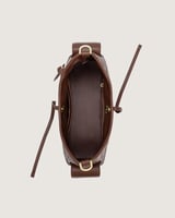 شنطة واسعة بحجم يتسع لأغراضك بلون بني