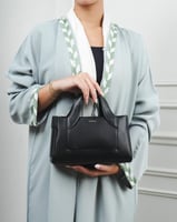 شنطة نسائية متوسطة الحجم بلون أسود