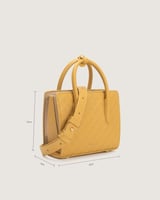 شنطة نسائية تعبر عن الأناقة بلون أصفر