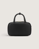 شنطة نسائية بحجم صغير بلون أسود