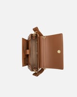 شنطة بلون بني لكل سيدة تعرف ان التميز أناقة.