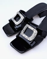 حذاء نسائي مميز باللون الأسود