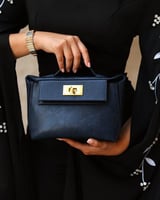 شنطة نسائية بحجم متوسط لاطلالتك العملية.