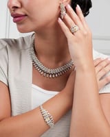 طقم نسائي زركون مميز بلون فضي وذهبي