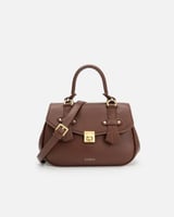 شنطة أنًاقة النسائية من الجلد بلون بني.