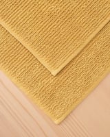 طقم من منشفتين للأرض بلون أصفر