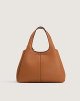 شنطة مميزة بمقاس متوسط بلون بني