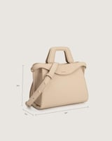 شنطة نسائية من الجلد باللون البيج