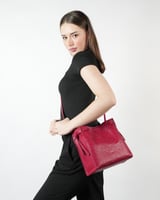 شنطة نسائية بمقاس متوسط باللون الأحمر