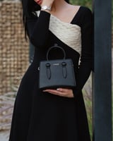 شنطة نسائية من الجلد بلون أسود