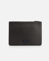 ‎ شنطة باوتش من الجلد المنقوش بلون أزرق