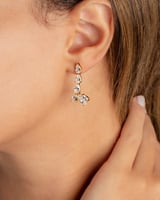 حلق نسائي أنيق بلون ذهبي