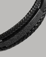 سوار رجالي عصري من الجلد بلون أسود