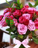 مزهرية ورد أنيقة من ورد الجوري الأحمر