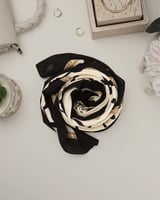 سكارف نسائي بتصميم فاخر