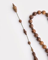 سبحة خشب الصندل باللون البني