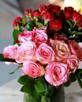 مزهرية ورد أنيقة من ورد الجوري والبيبي روز