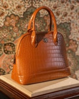 شنطة نسائية أنيقة من الجلد بلون بني