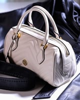 شنطة نسائية بتصميم عملي بلون بيج