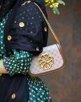 شنطة نسائية أنيقة بلون بني